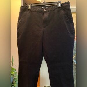 Old Navy Women’s Classic Black Chinos. High-Rise Skinny Style. Size 16.